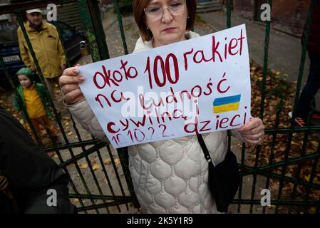 Gdansk, Pologne. 10th octobre 2022. Un manifestant tient un écriteau exprimant son opinion au cours de la démonstration. Les Ukrainiens se sont rassemblés devant le consulat russe à Gdansk pour protester contre les bombardements russes de plusieurs villes ukrainiennes. Les Russes ont frappé des infrastructures essentielles et des stations d'approvisionnement en eau, des civils ont été tués et de nombreux blessés. Les manifestants montrent qu'ils soutiennent leur pays et réagissent bruyamment aux attaques russes et aux actes terroristes sur le territoire ukrainien. (Photo par Agnieszka Pazdykiewicz/SOPA Images/Sipa USA) crédit: SIPA USA/Alay Live News Banque D'Images