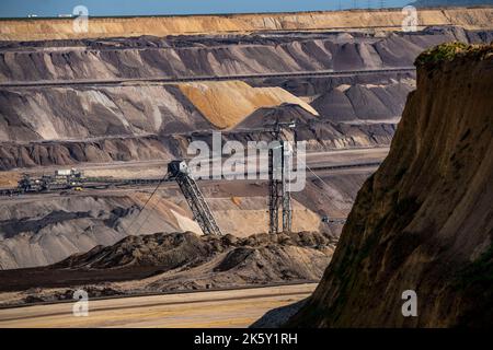 Mine de lignite opencast Garzweiler II, dragage de pelle hydraulique sur pneus à godets, NRW, Allemagne Banque D'Images