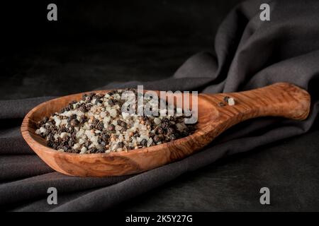 Sea salt and ground black pepper in mortar pestle Banque D'Images