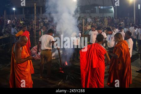 Photographie franche de lanternes en cours de diffusion pendant le festival Probarona Purnima au temple bouddhiste de Mukda, Dhaka, Bangladesh. Cette image était de qualité Banque D'Images