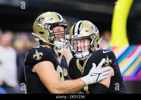 La Nouvelle-Orléans, Louisiane, États-Unis. 9th octobre 2022. (De gauche à droite) New Orleans Saints Tight End ADAM TRAUTMAN fête un touchdown contre les Seahawks de Seattle avec son coéquipier New Orleans Saints Tight End TAYSOM HILL dans un match NFL à la Nouvelle-Orléans les Saints ont battu les Seahawks 39:32. (Image de crédit : © Dan Anderson/ZUMA Press Wire) Banque D'Images