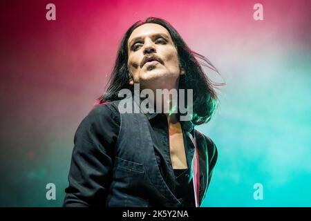 Brian Molko, du groupe de rock Placebo, se présentant en direct sur scène le 10 octobre 2022 Banque D'Images