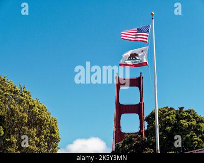 L'État de Californie et les États-Unis ont des drapeaux qui volent au point de vue de North Vista point, dans le comté de Marin, à Califormia, avec le Golden Gate Bridge en arrière-plan. Banque D'Images