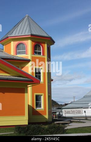 La bibliothèque de Dawson City, territoire du Yukon, Canada avec Diamond Tooth Gerties en arrière-plan Banque D'Images