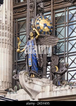 LONDRES, Royaume-Uni - 25 AOÛT 2018 : statue de la Reine du temps (sculpteur Gilbert Bayes) au-dessus de l'entrée du magasin Selfridges. Banque D'Images