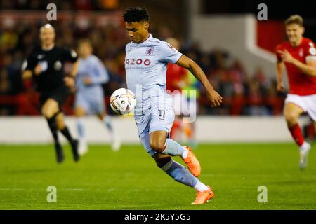 10th octobre 2022 ; The City Ground, Nottingham, Notinghamshire, Angleterre ; Premier League football, Nottingham Forest versus Aston Villa ; Ollie Watkins de Aston Villa contrôle le ballon à l'avenir Banque D'Images