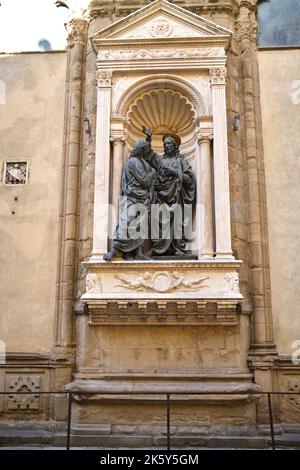 Christ et Thomas doutant de Verrocchio dans une niche murale à l'extérieur de l'église d'Orsanmichele à Florence en Italie Banque D'Images