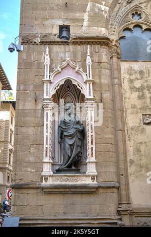 Saint Jean Baptiste par Ghiberti dans une niche murale de l'église d'Orsanmichele à Florence Italie Banque D'Images