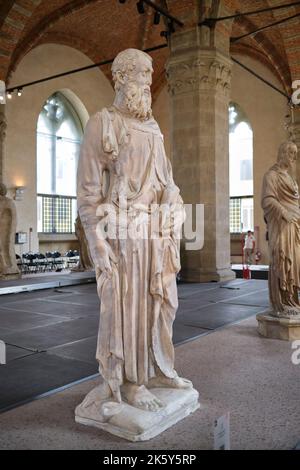 Statue de Saint Pierre à l'intérieur du musée de l'église d'Orsanmichele à Florence Italie Banque D'Images