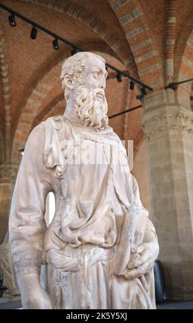 Statue de Saint Pierre à l'intérieur du musée de l'église d'Orsanmichele à Florence Italie Banque D'Images
