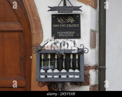 Alsace, France - 15th août 2017 - la porte d'entrée d'un domaine viticole de la région Alsace de France avec des bouteilles de vin présentées en bouteilles appelées Alsace Flu Banque D'Images