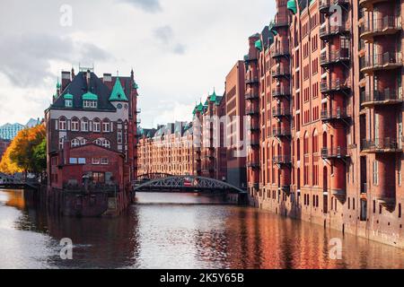Architecture et canal d'eau à Hambourg . Speicherstadt, grand quartier d'entrepôts avec des bâtiments, se trouve sur des fondations à pile de bois Banque D'Images