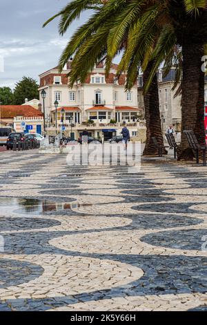 Cascais, Portugal - septembre 2022: Pavé portugais typique, fait de pierres en Cascais avec une attention sélective sur le pavé. Cascais est célèbre et Banque D'Images