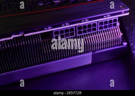 Carte graphique avec de nombreux connecteurs d'alimentation à 8 broches Banque D'Images