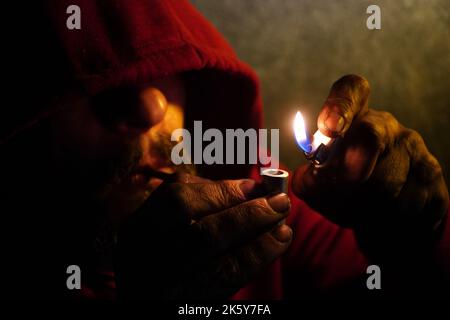 salvador, bahia, brésil - 10 octobre 2022 : l'utilisateur de crock fume la drogue avec une pipe métallique dans la ville de Salvador. Banque D'Images