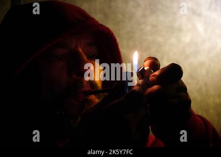 salvador, bahia, brésil - 10 octobre 2022 : l'utilisateur de crock fume la drogue avec une pipe métallique dans la ville de Salvador. Banque D'Images