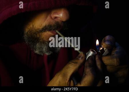 salvador, bahia, brésil - 10 octobre 2022 : l'utilisateur de crock fume la drogue avec une pipe métallique dans la ville de Salvador. Banque D'Images