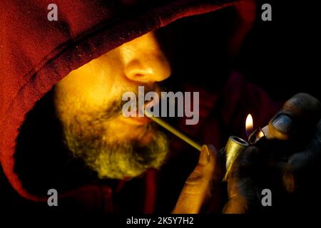 salvador, bahia, brésil - 10 octobre 2022 : l'utilisateur de crock fume la drogue avec une pipe métallique dans la ville de Salvador. Banque D'Images