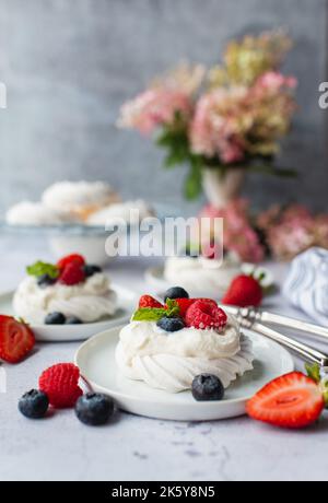 Gros plan du mini-gâteau pavlova meringue aux baies fraîches et à la crème. Banque D'Images