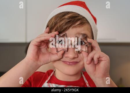 Portrait d'un petit garçon qui prépare des biscuits de noël Banque D'Images