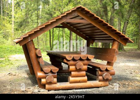 Maison de pique-nique en bois dans le parc. Création de journaux. Banque D'Images