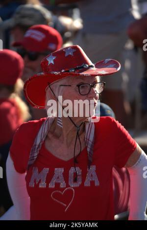 Mesa, Arizona, États-Unis. 9th octobre 2022. Make America Great Rally à Mesa, en Arizona, à la tête de l'ancien président Donald Trump . Trump faisait campagne pour les candidats républicains de l'Arizona à l'Amérique d'abord pour les élections de mi-mandat. (Image de crédit : © Christopher Brown/ZUMA Press Wire) Banque D'Images