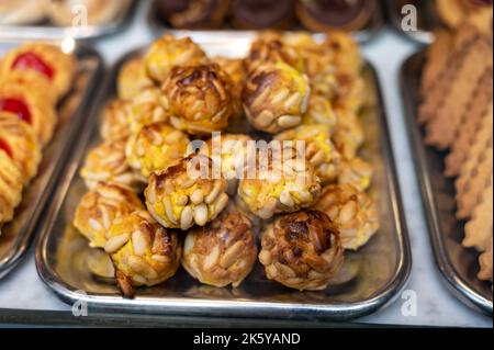 Variété de biscuits et gâteaux exposés dans la boulangerie artisanale de San Sebastian, pays Basque, Espagne, gros plan Banque D'Images