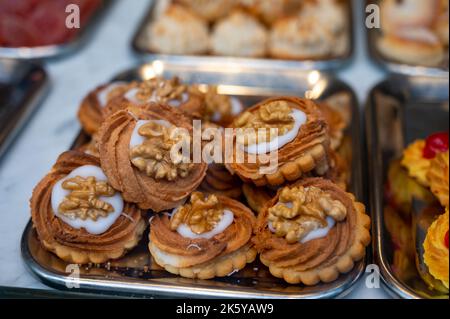 Variété de biscuits et gâteaux exposés dans la boulangerie artisanale de San Sebastian, pays Basque, Espagne, gros plan Banque D'Images