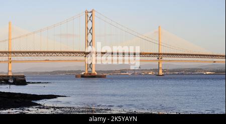 AJAXNETPHOTO. 10TH OCTOBRE 2022. SOUTH QUEENSFERRY, ÉCOSSE. - CHANTIER NAVAL - CHANTIER NAVAL BABCOCK ET QUAI SEC À ROSYTH SUR FIRTH OF FORTH VU AU-DELÀ DE FORTH PONTS. PHOTO : TONY HOLLAND/AJAX REF:D221010 9735 Banque D'Images