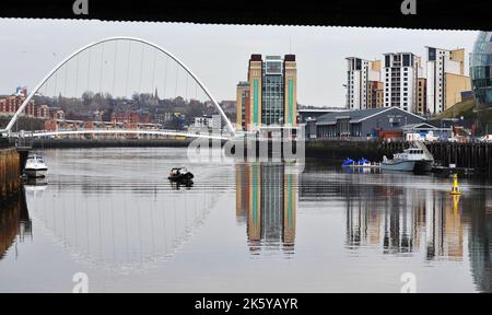 AJAXNETPHOTO. MARS 2022. NEWCASTLE UPON TYNE, ANGLETERRE. - VUE SUR LA RIVIÈRE - VUE SUR LA MER, NEWCASTLE À GAUCHE, GATESHEAD À DROITE AVEC GATESHEAD MILLENIUM CYCLISTE ET PASSERELLE PIÉTONNE ENJAMBANT LA RIVIÈRE. PHOTO:TONY HOLLAND/AJAX REF:DTH222403 9568 Banque D'Images