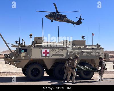 La Compagnie Alpha et la Compagnie Charlie du 2nd Bataillon, 149th Aviation Regiment, General support Aviation Battalion, 36th combat Aviation Brigade, mènent un entraînement national Medevac avec la Norvège à la base aérienne d'Al Assad en Irak le 22 septembre 2022. Les soldats s’entrainement à soutenir la mission conjointe Force opérationnelle – opération inhérente résoudre, qui est de conseiller, d’aider et de permettre aux forces en partenariat de vaincre Da’esh, le terme arabe commun pour l’EI, dans les zones désignées d’Irak et de Syrie. Banque D'Images