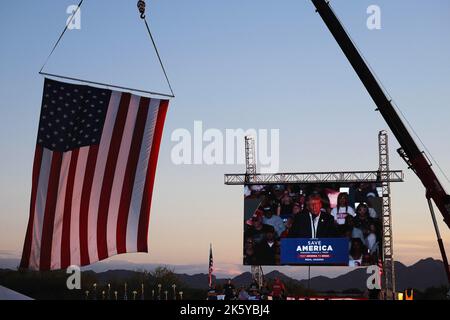 Mesa, Arizona, États-Unis. 9th octobre 2022. Make America Great Rally à Mesa, en Arizona, à la tête de l'ancien président Donald Trump . Trump faisait campagne pour les candidats républicains de l'Arizona à l'Amérique d'abord pour les élections de mi-mandat. (Image de crédit : © Christopher Brown/ZUMA Press Wire) Banque D'Images