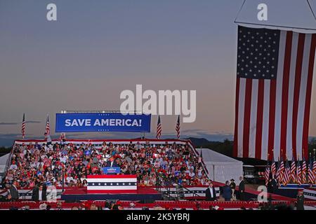 Mesa, Arizona, États-Unis. 9th octobre 2022. Make America Great Rally à Mesa, en Arizona, à la tête de l'ancien président Donald Trump . Trump faisait campagne pour les candidats républicains de l'Arizona à l'Amérique d'abord pour les élections de mi-mandat. (Image de crédit : © Christopher Brown/ZUMA Press Wire) Banque D'Images