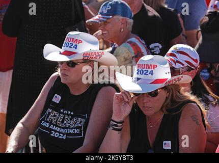 Mesa, Arizona, États-Unis. 9th octobre 2022. Make America Great Rally à Mesa, en Arizona, à la tête de l'ancien président Donald Trump . Trump faisait campagne pour les candidats républicains de l'Arizona à l'Amérique d'abord pour les élections de mi-mandat. (Image de crédit : © Christopher Brown/ZUMA Press Wire) Banque D'Images