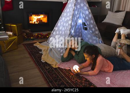Une jeune fille et une grand-mère du Caucase passent du temps ensemble assis à la tipi Banque D'Images
