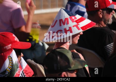 Mesa, Arizona, États-Unis. 9th octobre 2022. Make America Great Rally à Mesa, en Arizona, à la tête de l'ancien président Donald Trump . Trump faisait campagne pour les candidats républicains de l'Arizona à l'Amérique d'abord pour les élections de mi-mandat. (Image de crédit : © Christopher Brown/ZUMA Press Wire) Banque D'Images