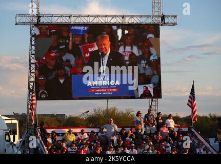 Mesa, Arizona, États-Unis. 9th octobre 2022. Make America Great Rally à Mesa, en Arizona, à la tête de l'ancien président Donald Trump . Trump faisait campagne pour les candidats républicains de l'Arizona à l'Amérique d'abord pour les élections de mi-mandat. (Image de crédit : © Christopher Brown/ZUMA Press Wire) Banque D'Images