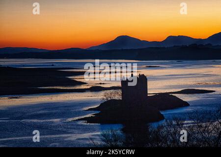 Coucher de soleil de Castle Stalker sur le Loch Laich sur la côte ouest de l'Écosse. Banque D'Images