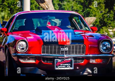 Une Camaro SS de Chevrolet d'époque fait le tour de l'autoroute 90 lors du festival annuel de voitures anciennes Cruisin de la côte de 26th à Biloxi, Mississippi. Banque D'Images