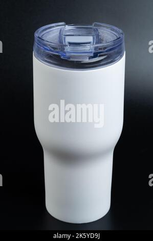 Flacon blanc pour eau avec bouchon isométrique isolé sur fond noir Banque D'Images