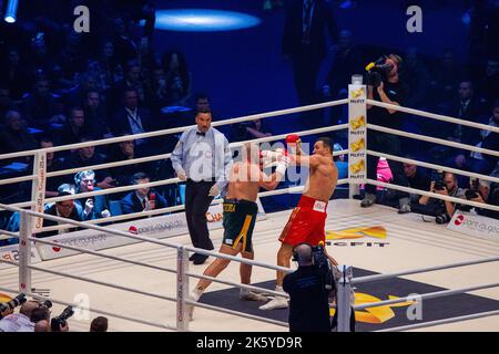 11-28-2015 Düsseldorf Allemagne Klitschko manque et Fury va rapidement sur l'attaque - Klitschko en danger Banque D'Images