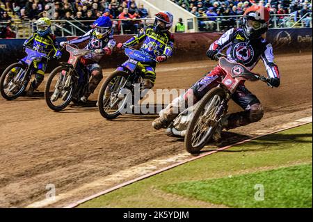 Brady Kurtz (rouge) à l'intérieur de Tobiasz Musielak (blanc), Robert Lambert (bleu) et Adam Ellis (jaune) lors de la Grande finale de SGB Premiership 1st jambe entre Belle vue Aces et Sheffield Tigers au National Speedway Stadium, Manchester, le lundi 10th octobre 2022. (Credit: Ian Charles | MI News) Credit: MI News & Sport /Alay Live News Banque D'Images