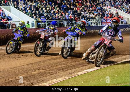 Brady Kurtz (rouge) à l'intérieur de Tobiasz Musielak (blanc), Robert Lambert (bleu) et Adam Ellis (jaune) lors de la Grande finale de SGB Premiership 1st jambe entre Belle vue Aces et Sheffield Tigers au National Speedway Stadium, Manchester, le lundi 10th octobre 2022. (Credit: Ian Charles | MI News) Credit: MI News & Sport /Alay Live News Banque D'Images