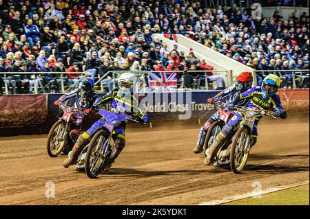 Adam Ellis (blanc) dirige Justin Sedgmen (jaune), Matej Zagar (rouge) et Norick Blödorn (bleu) lors de la Grande finale 1st de SGB Premiership entre Belle vue Aces et Sheffield Tigers au National Speedway Stadium, Manchester, le lundi 10th octobre 2022. (Credit: Ian Charles | MI News) Credit: MI News & Sport /Alay Live News Banque D'Images