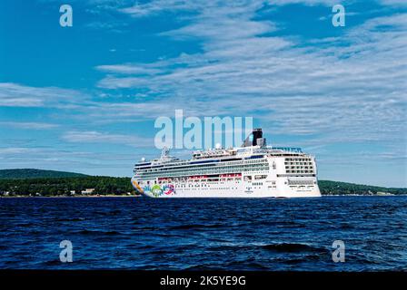 BAR HARBOUR, MAINE - 1 septembre 2022: Bar Harbour, sur la côte du Maine, a une population de seulement 5 000 mais les bateaux de croisière apportent 250 000 touristes a Banque D'Images