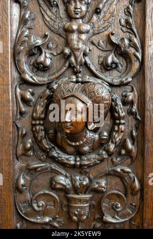 Décoration sculptée sur le mur d'une armoire du 16th siècle Banque D'Images