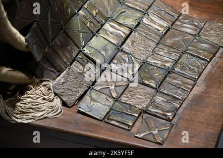 Londres, Royaume-Uni, 10th octobre 2022, grandes sculptures de Barbara Chase-Riboud, Infinite se replie à la Serpentine North Gallery. Une exploration de sa technique et de sa matérialité de sculpture, définie par l'interaction entre les plis de bronze ou d'aluminium moulé et les bobines de laine ou de soie. Cette exposition se tient jusqu'au 29th janvier 2023., Andrew Lalchan Photography/Alay Live News Banque D'Images