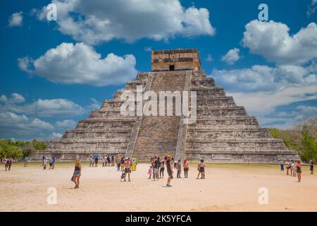 CHICHEN ITZA, MEXIQUE - APR 2022 : Pyramide du Temple de Kukulcan El Castillo, Chichen Itza, Yucatan, Mexique, civilisation maya. Banque D'Images