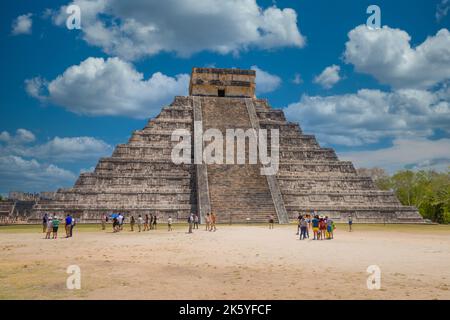 CHICHEN ITZA, MEXIQUE - APR 2022 : Pyramide du Temple de Kukulcan El Castillo, Chichen Itza, Yucatan, Mexique, civilisation maya. Banque D'Images