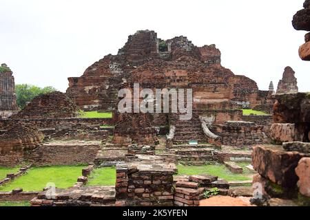 Ruines restaurées et prang central de Wat Mahathe, un temple bouddhiste dans le parc historique d'Ayutthaya, dans le centre de la Thaïlande Banque D'Images